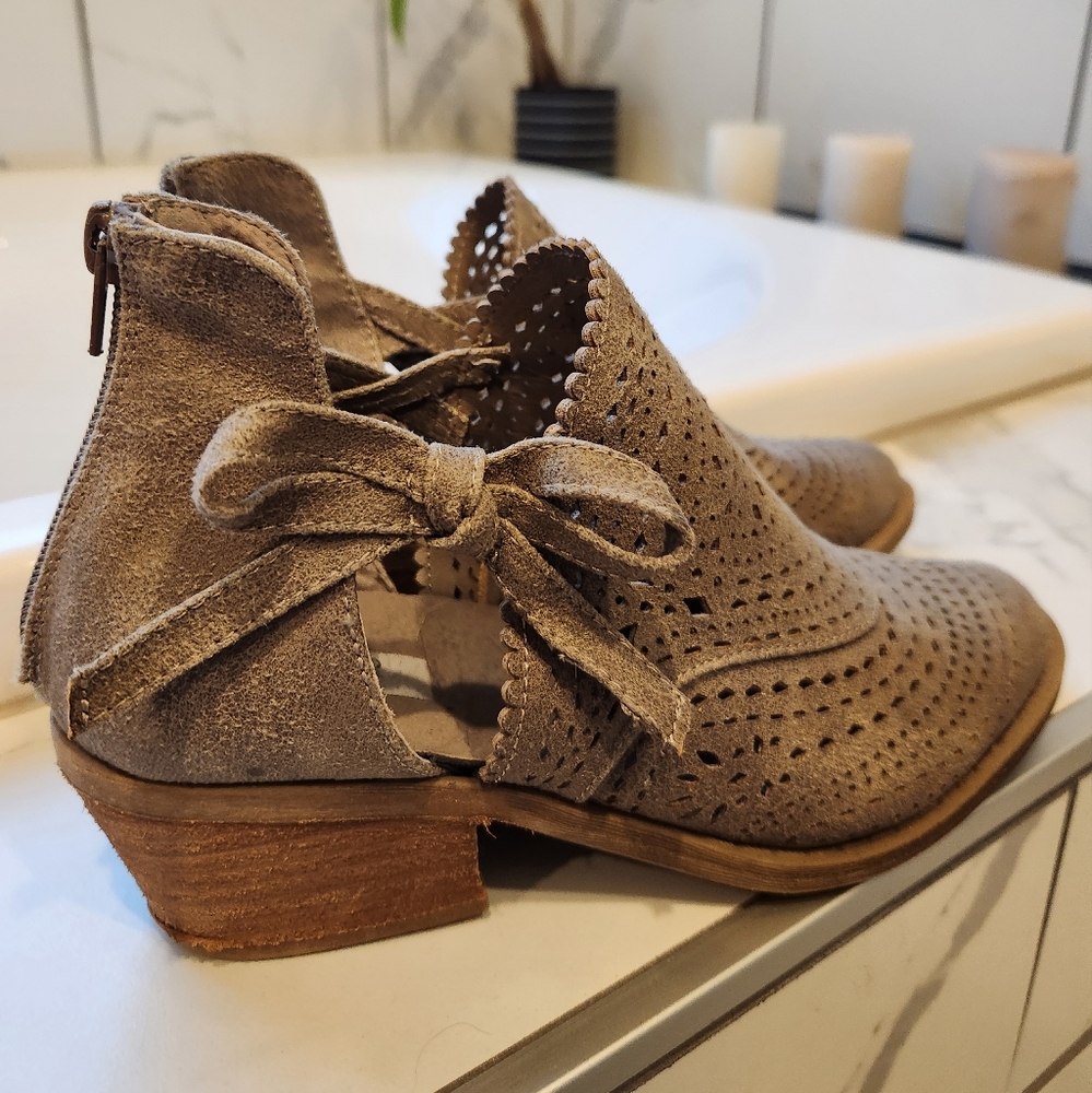 Like new ankle boots